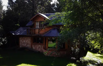 Casa rústica de madera y piedra en bosque — proyecto Cabaña en San Carlos de Bariloche, por ESTUDIO ARQ.GABRIEL ARIAS, en San Carlos de Bariloche